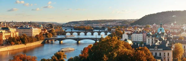 プラハのスカイラインとチェコ共和国のパノラマの川を渡る橋 — ストック写真