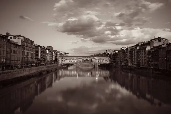 Ponte Vecchio Sobre Rio Arno Florença Itália Monocromático — Fotografia de Stock