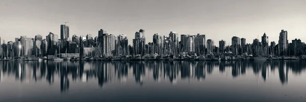 温哥华市中心建筑和船与水在日落全景的思考 — 图库照片