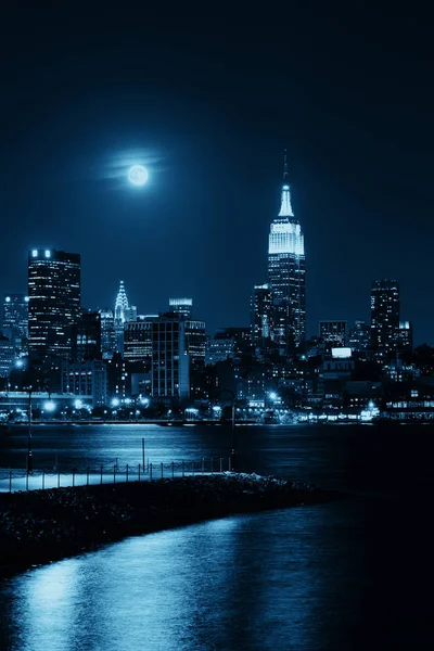 Salida Luna Sobre Centro Manhattan Con Horizonte Ciudad Por Noche — Foto de Stock