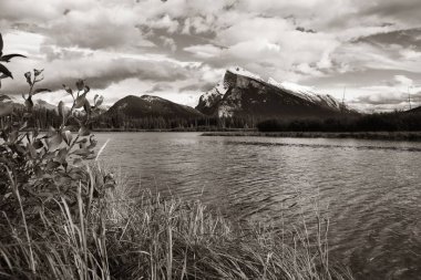 Banff Ulusal Parkı Kanada 'da güneşli bir günde Vermilion Gölü