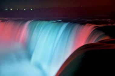 Geceleri Niagara Şelaleleri Kanada 'nın en ünlü doğal manzarasıdır.