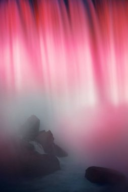 Geceleri Niagara Şelaleleri Kanada 'nın en ünlü doğal manzarasıdır.