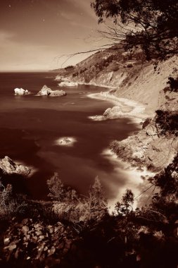 Kaliforniya'daki big sur ışığında deniz manzarası.