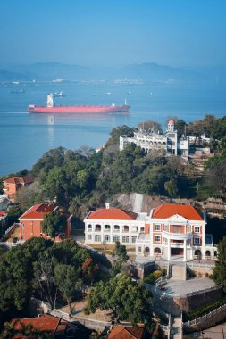 Xiamen şehri Fujian, Çin 'deki Gulangyu adasından izleniyor..