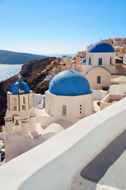 Santorini gökyüzü mavi kubbeli kilise ve Yunanistan 'daki binalarla kaplı.
