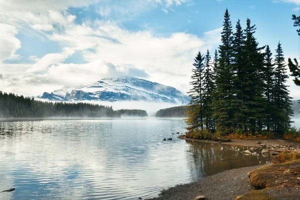 Два Озера Джек Снежной Горой Отражением Воды Национальном Парке Банф — стоковое фото