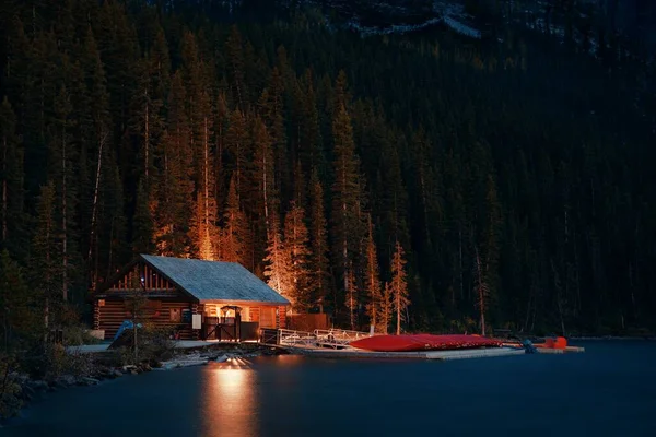 Λίμνη Louise Βάρκα Σπίτι Βράδυ Στο Banff National Park Καναδά — Φωτογραφία Αρχείου