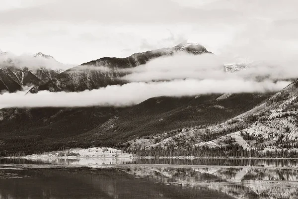 Hermosa Reflexión Sobre Agua Parque Nacional Jasper Canadá —  Fotos de Stock