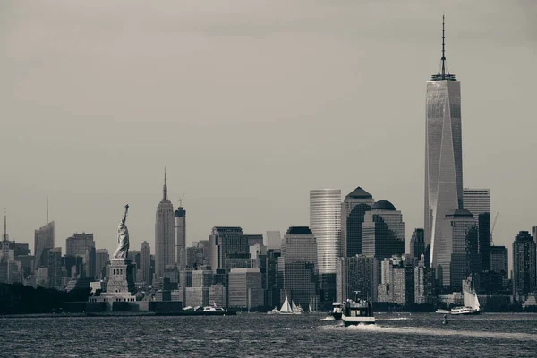 Manhattan Downtown Skyline Mit Urbanen Wolkenkratzern Über Dem Fluss — Stockfoto