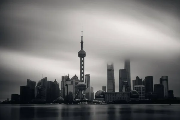 Shanghai Vista Horizonte Cidade Com Céu Nublado Reflexões Água China — Fotografia de Stock