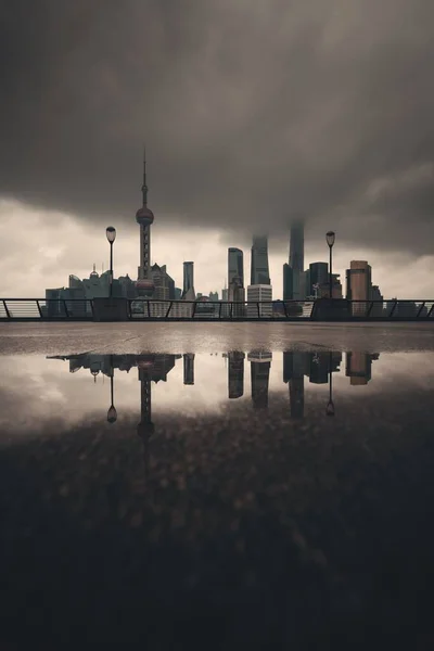 Šanghaj Město Panorama Pohled Zataženou Oblohou Odrazy Vody Číně — Stock fotografie