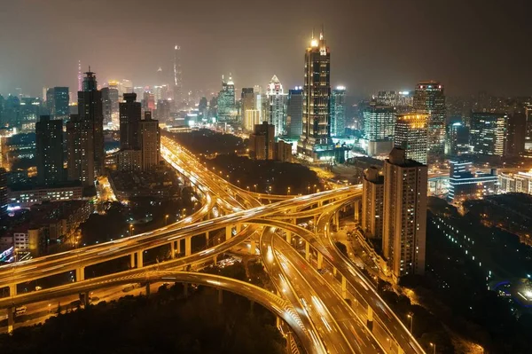 上海延安路は交通量の多い夜に橋を渡り — ストック写真
