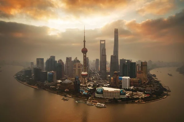 上海市の日の出 浦東ビジネス街と中国のスカイラインと航空ビュー — ストック写真