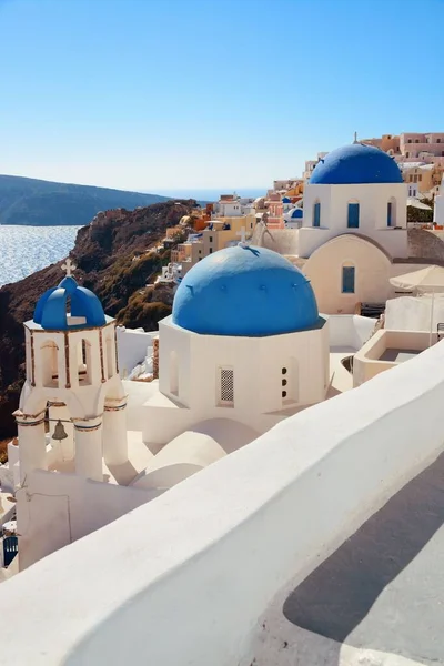 サントリーニスカイライン青いドーム教会とギリシャの建物 — ストック写真