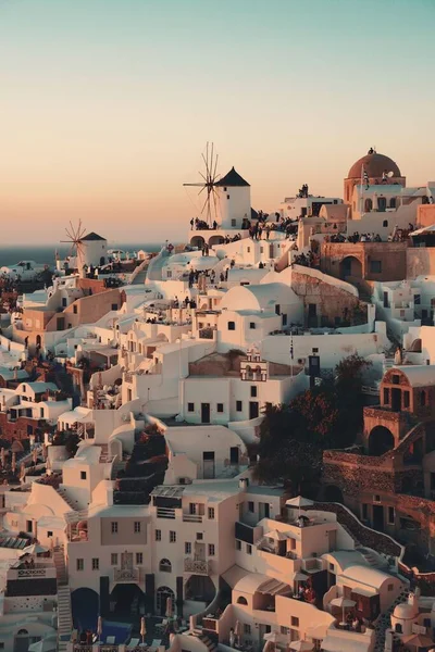 그리스에서 풍차와 건물들이 산토리니의 하늘이 — 스톡 사진