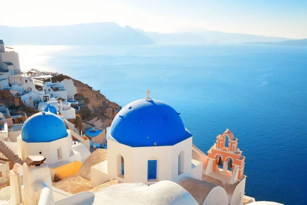 サントリーニスカイライン青いドーム教会とギリシャの建物 — ストック写真