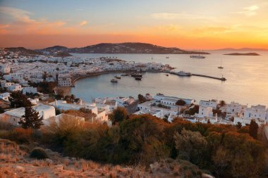 Mykonos Körfezi gün batımında yukarıdan izlendi. Yunanistan.