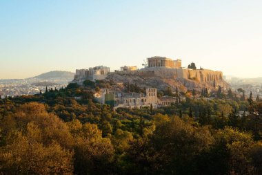Yunanistan 'ın başkenti Atina' da gün doğumunda dağın tepesindeki Akropol tarihi kalıntıları.