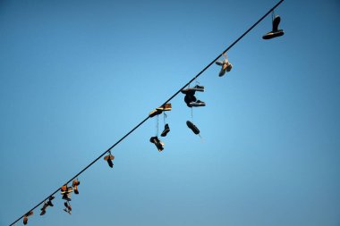 Prag Çek Cumhuriyeti 'ndeki elektrik kablosuna bağlı ayakkabılar