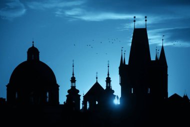 Prag Çek Cumhuriyeti 'ndeki tarihi binaların silueti gün doğumunda