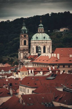 Prag Ufuk Çizgisi Çatı Manzarası Çek Cumhuriyeti 'nde kilise ve kubbe.