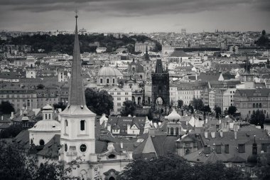 Prag, Çek Cumhuriyeti 'ndeki tarihi binalarla çatısı manzaralı.