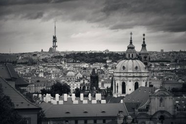Prag Ufuk Çizgisi Çatı Manzarası Çek Cumhuriyeti 'nde kilise ve kubbe.