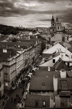 Prag Ufuk Çizgisi Çatı Manzarası Çek Cumhuriyeti 'nde kilise ve kubbe.