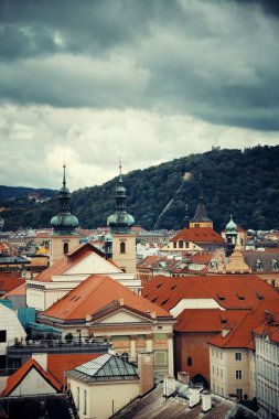 Prag, Çek Cumhuriyeti 'ndeki tarihi binalarla çatısı manzaralı.