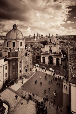 Prag Ufuk Çizgisi Çatı Manzarası Çek Cumhuriyeti 'nde kilise ve kubbe.