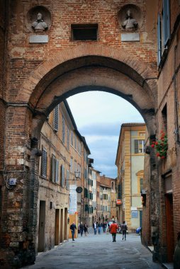 Siena - 13 Mayıs 2016: Siena, İtalya 'da 13 Mayıs 2016 tarihinde tipik bir sokak manzarası. Siena şık mutfağı, sanatı, müzeleri ve ortaçağ şehir manzarasıyla ünlüdür..