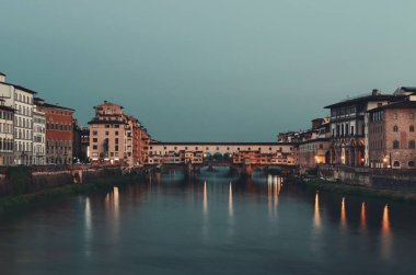 Floransa 'da gün batımından sonra Arno Nehri üzerinde Ponte Vecchio..