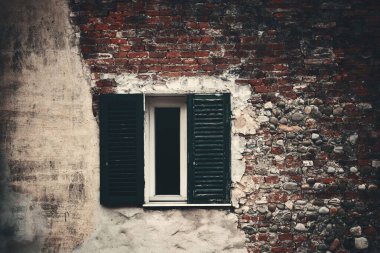 İtalya 'nın ortaçağ kenti Lucca' da tuğla desenli klasik pencere..