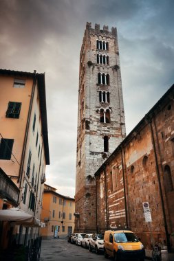 İtalya 'da çan kulesi olan Lucca caddesi manzarası