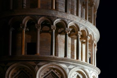 İtalya 'nın Pisa şehrinde geceleri yakın çekim kulesi dünya çapında bilinen bir simgedir..