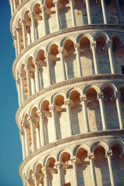 İtalya 'nın Pisa kentindeki yakın çekim kulesi dünya çapında bilinen bir simgedir..