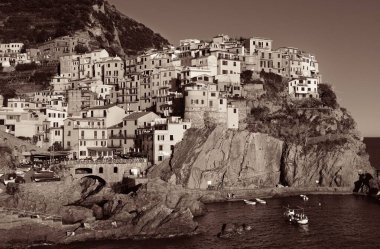 Manarola, İtalya 'nın Cinque Terre kentindeki uçurumun üzerindeki binalarla Akdeniz' e tepeden bakar. Siyah ve beyaz.