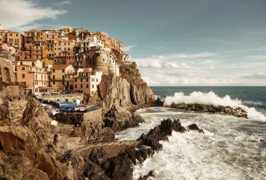 Manarola İtalya 'nın Cinque Terre kentindeki uçurumun üzerindeki binalarla Akdeniz' e tepeden bakıyor..