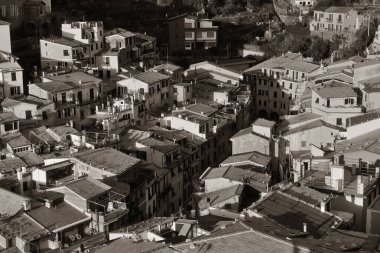 İtalya 'nın Cinque Terre kentindeki beş köyden biri olan Vernazza' daki binaların hava manzarası.