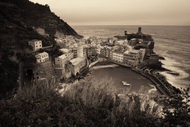 Vernazza Körfezi 'nde Cinque Terre, İtalya' da kayalıklar üzerinde binalar var..