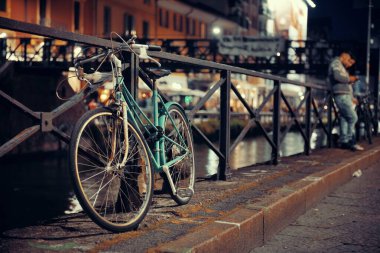 İtalya, Milan 'da Naviglio Grande Kanalı' nın rıhtımında bir bisiklet parkı..