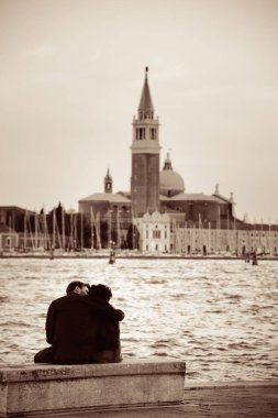 Venedik, İtalya San Giorgio Maggiore Kilisesi önünde severler.