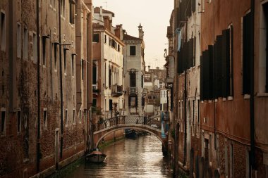 Venedik kanalı manzaralı tarihi binalar. İtalya.