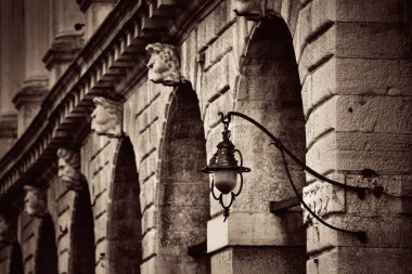 İtalya, Venedik 'te tarihi binalar bulunan sokak lambası.