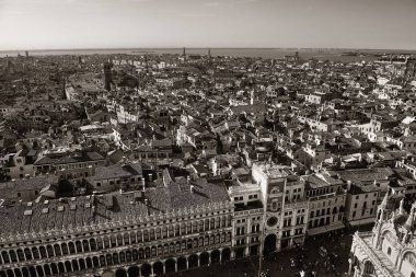 Venedik, İtalya 'daki Piazza San Marco' daki tarihi binaların çan kulesinden çatı manzarası.