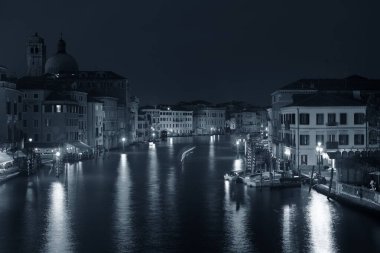 Venedik kanalı tarihi binalarla dolu. İtalya.