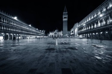 Venedik, İtalya 'daki Piazza San Marco' da geceleri çan kulesi ve tarihi binalar..