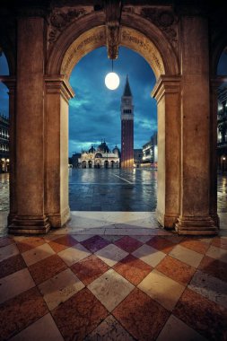 İtalya, Venedik 'teki Piazza San Marco' daki koridor gece görüşü.
