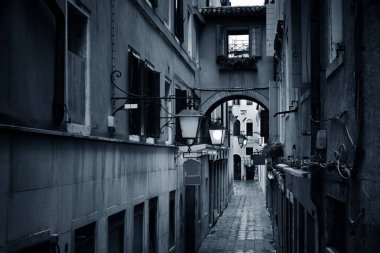 İtalya, Venedik 'teki tarihi binaların olduğu sokak manzarası.